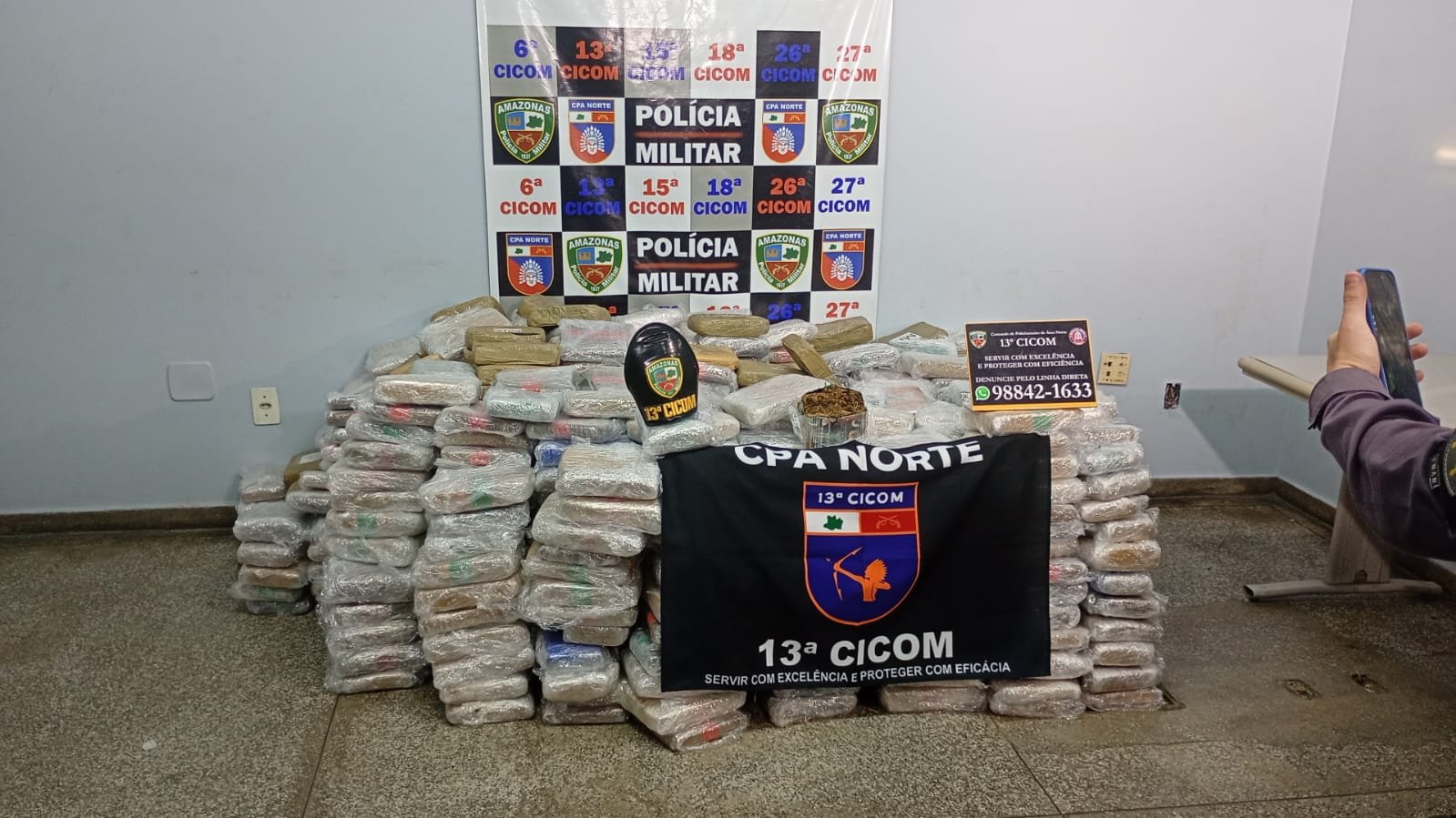 Polícia apreende quase 800 kg de drogas em casa na Cidade de Deus