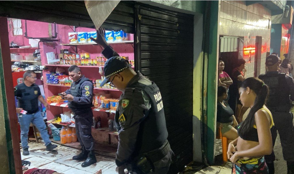 Jovem é perseguido e morto a tiros dentro de taberna em Manaus