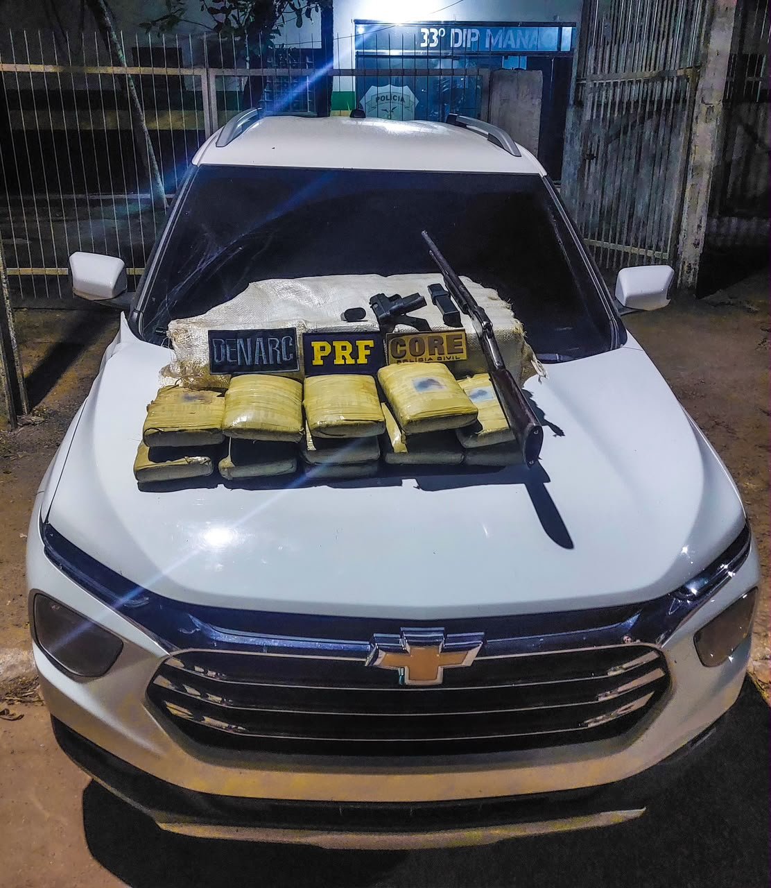 Homem é preso pela PRF com 30 quilos de drogas e armas em Manaquiri