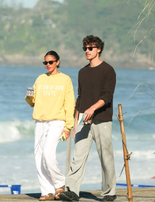 Shawn Mendes e Bruna Marquezine curtem passeio pelo Rio; veja fotos