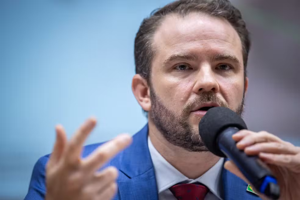 "Temos que tratar bet igual cigarro", ministro endurece discurso contra apostas