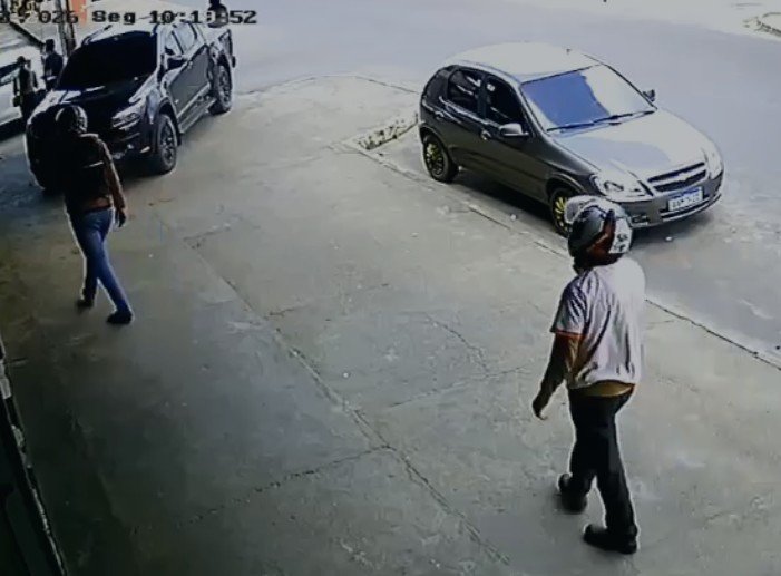 Criminosos invadem e assaltam escritório de advocacia no Jorge Teixeira; veja vídeo