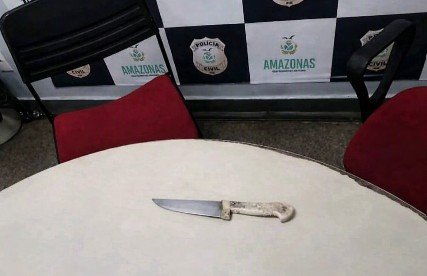 Armada com faca, mulher ataca rival durante briga por homem no centro de Manaus