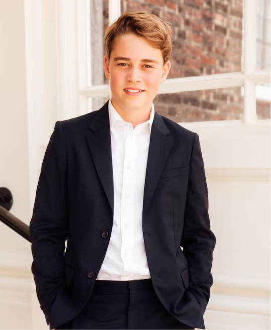 Príncipe George completa 13 anos e ganha homenagem da Família Real