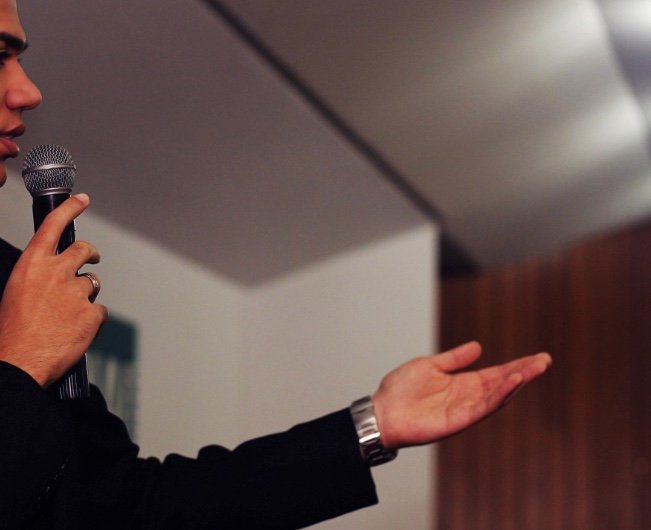 Pastor revela passado de fiel em pregação, transmite na web e vai parar na Justiça