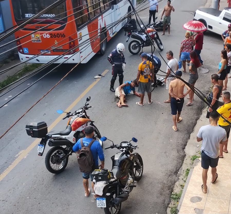 Motociclista sem capacete bate em ônibus e fica gravemente ferido no bairro Petrópolis