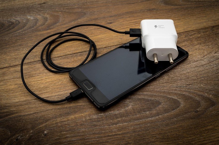 Erro comum na hora de carregar o celular que destrói a vida útil da bateria