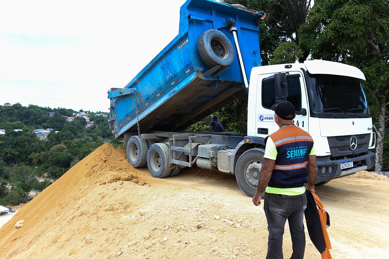 Rua no Jorge Teixeira recebe intervenção para conter risco de desabamento