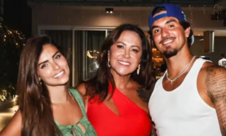 Mãe de Gabriel Medina reage após surfista pedir namorada em casamento