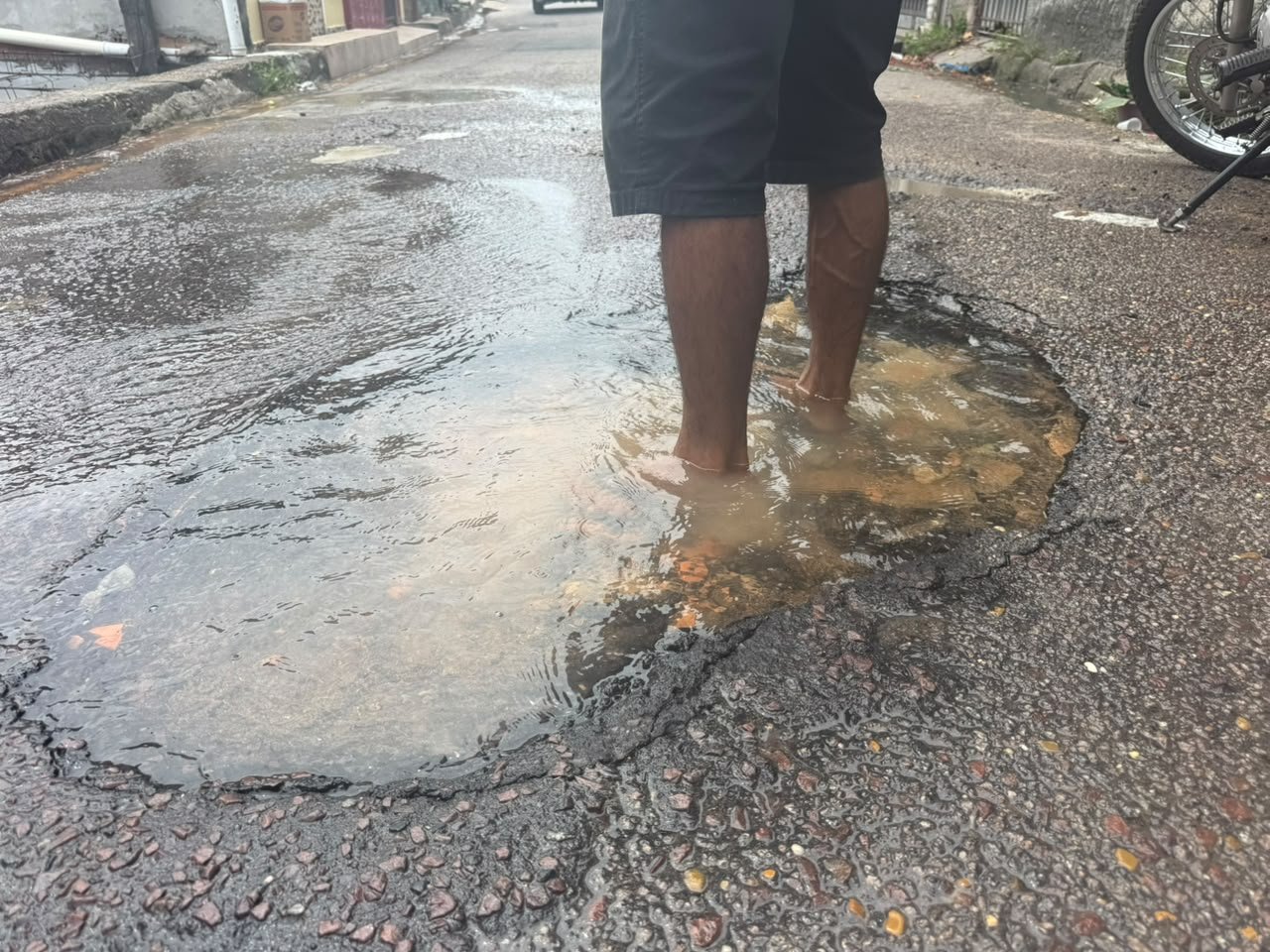 Sob ameaça de sanções, Águas de Manaus é pressionada a corrigir asfalto em 17 bairros