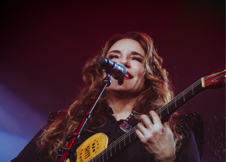 Ana Carolina se irrita com falha em show: "essa merd*"