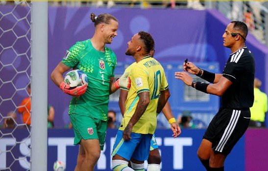 Após discussão e provocações, goleiro da Noruega diz que "quis entrar na cabeça de Neymar"