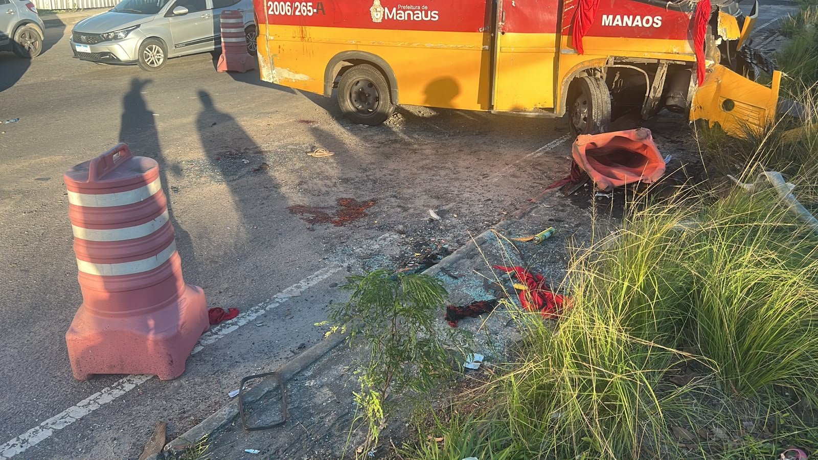 "Amarelinho" capota na Avenida Autaz Mirim e deixa quatro feridos