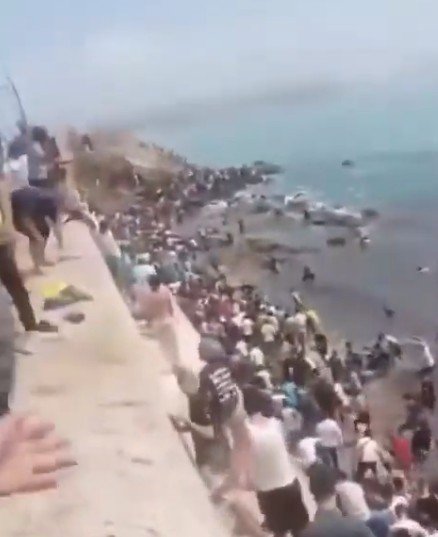 Vídeos: Milhares de marroquinos chegam a nado e invadem cidade espanhola de Ceuta