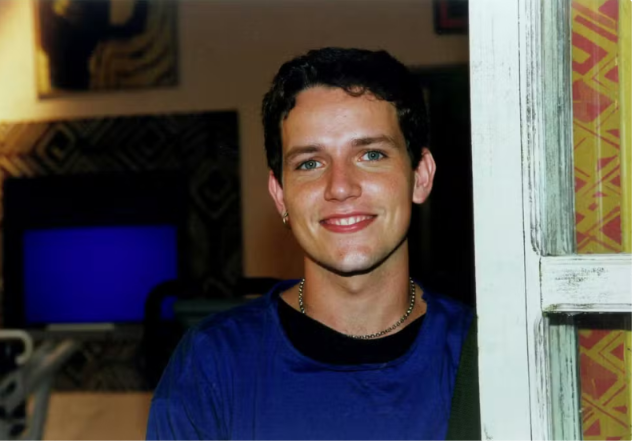 Ator Edward Boggiss, de 'Sandy e Júnior', morre aos 49 anos