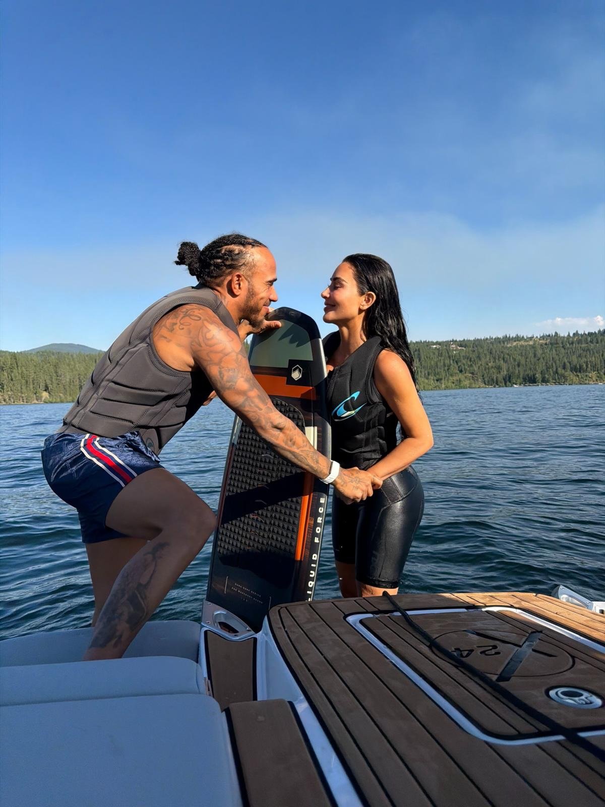 Lewis Hamilton posta fotos com Kim Kardashian após assumir namoro