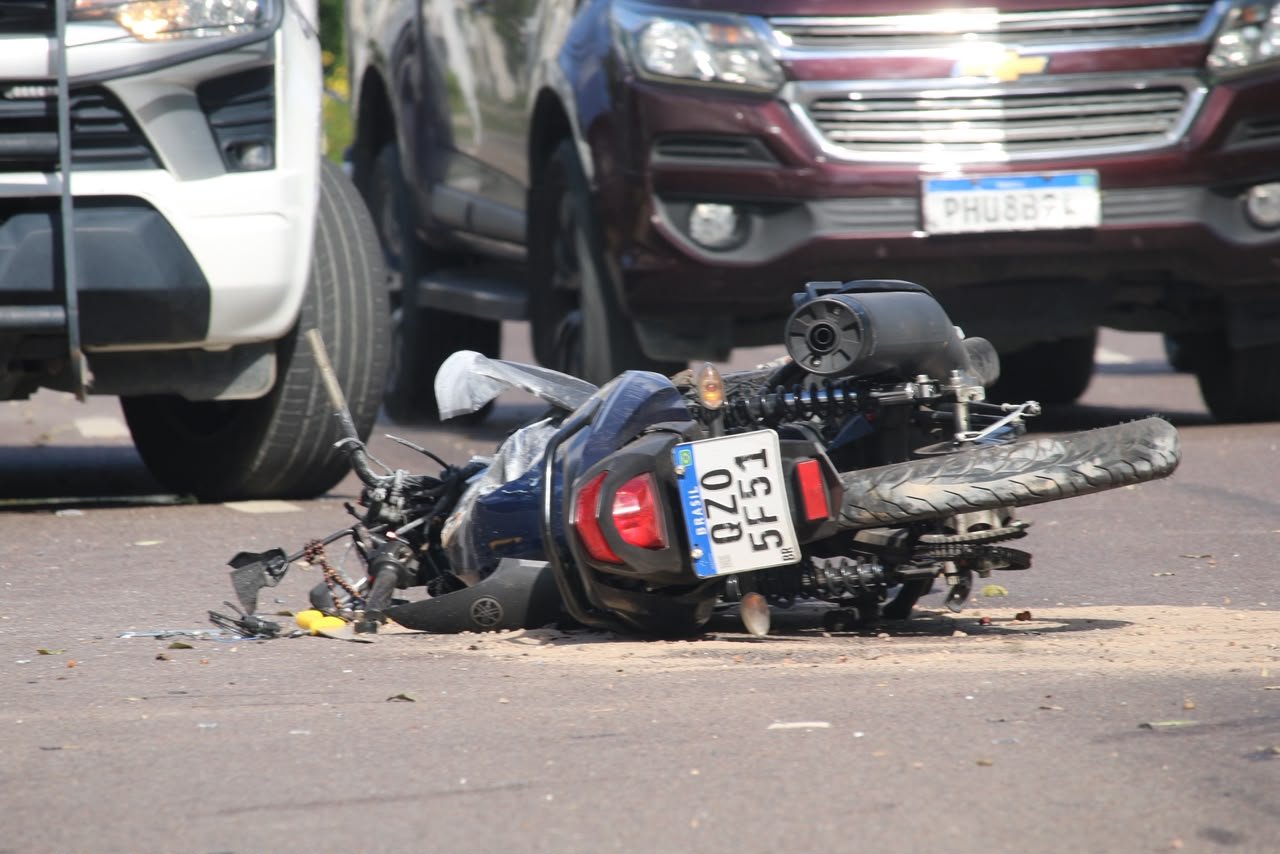 Suspeito de roubar moto morre em colisão durante fuga na Av. Coronel Teixeira