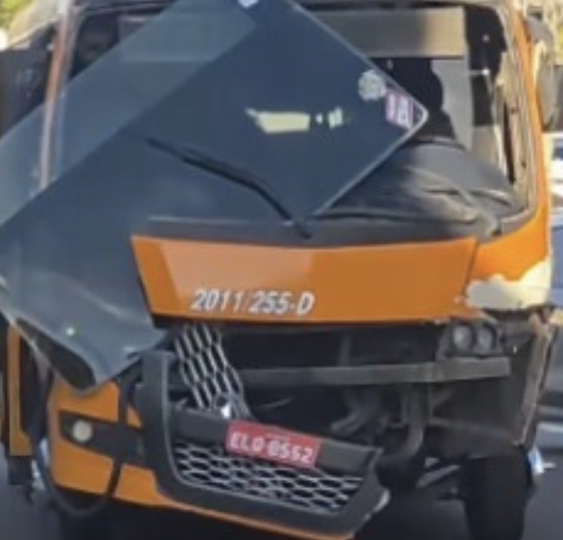'Amarelinho' colide contra caminhão-plataforma do Detran-AM na Zona Norte de Manaus