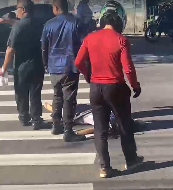 Motociclista e mulher ficam feridos em acidente grave na Av. Coronel Teixeira