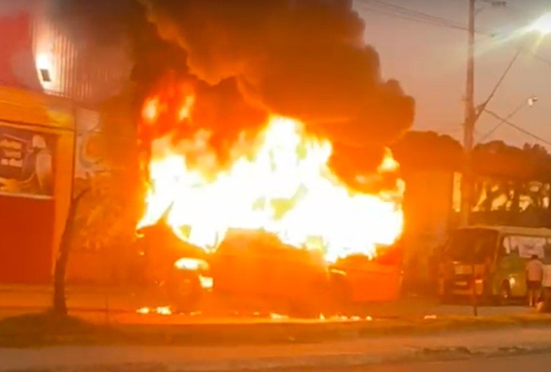Trabalhadores dos Amarelinhos bloqueiam trânsito e incendeiam micro-ônibus na Grande Circular