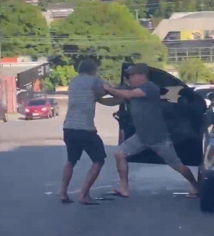 Idoso é roubado e agredido na saída de banco na Cachoeirinha; veja vídeo