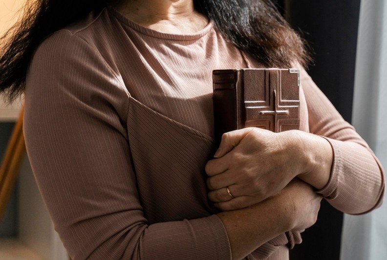 Homem é preso após agarrar vizinha que voltava da igreja no Colônia Antônio Aleixo