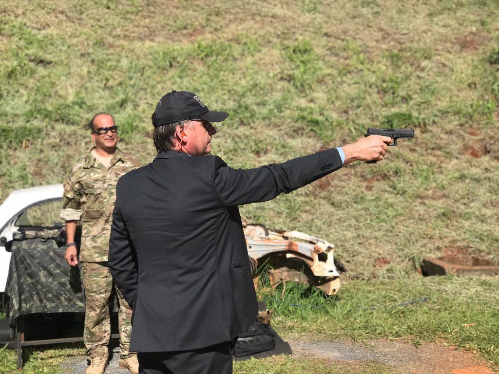 Defesa de Bolsonaro revela onde está arma "desaparecida" do arsenal pessoal