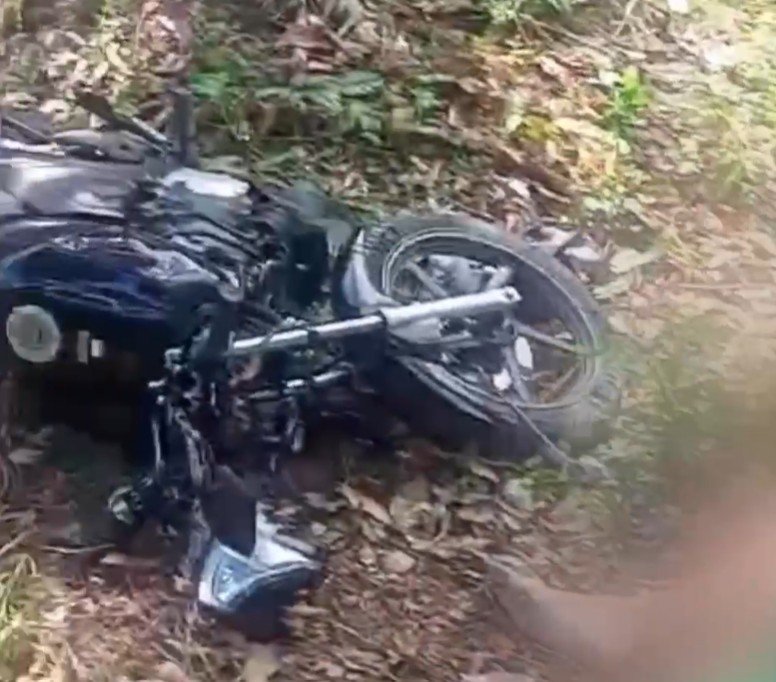 Motociclista morre após perder o controle e colidir contra árvore na estrada no Amazonas