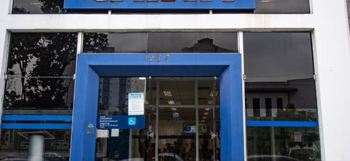 Homem tenta dar golpe com RG falso em banco, quebra porta de shopping e acaba preso em Manaus