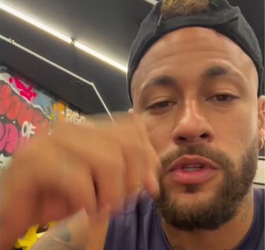 Neymar rebate críticas por participar de torneio de poker