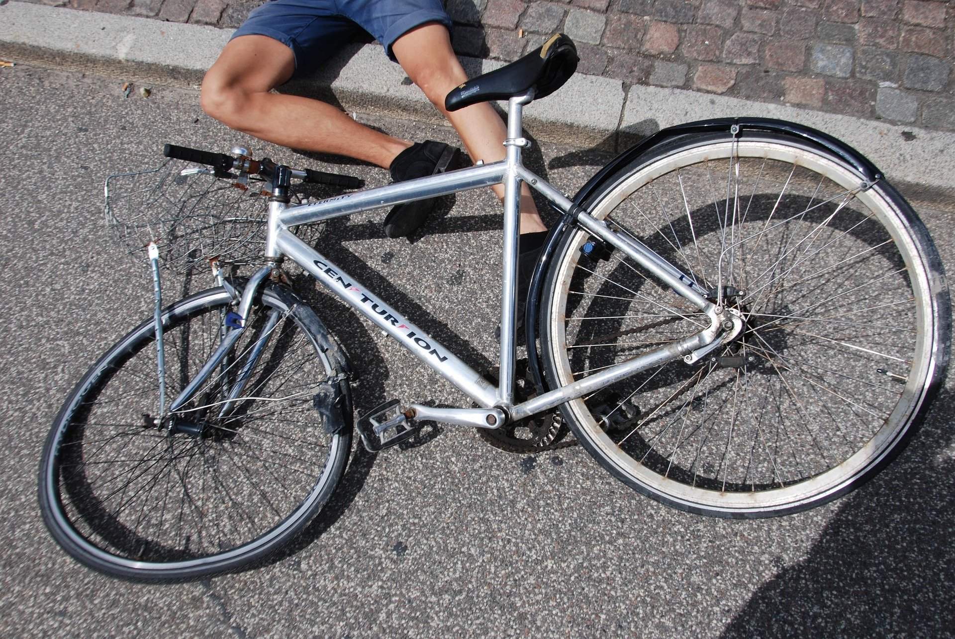 Ciclista após colidir com veículo na BR-319 no Careiro Castanho
