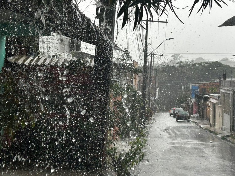 Defesa Civil emite alerta de chuva intensa e ventania em Manaus nesta segunda