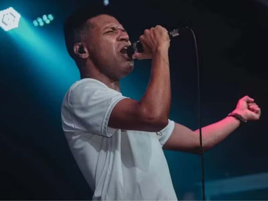 Cantor gospel morre aos 41 anos após enfrentar doença autoimune