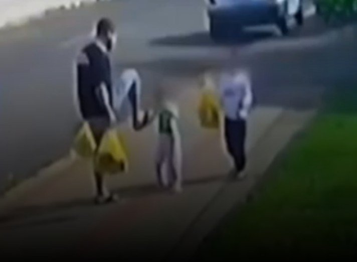 Pai flagrado chutando rosto da filha de 3 anos no Paraná é indiciado pela polícia