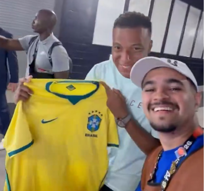 Mbappé ganha camisa da Seleção Brasileira e reação viraliza
