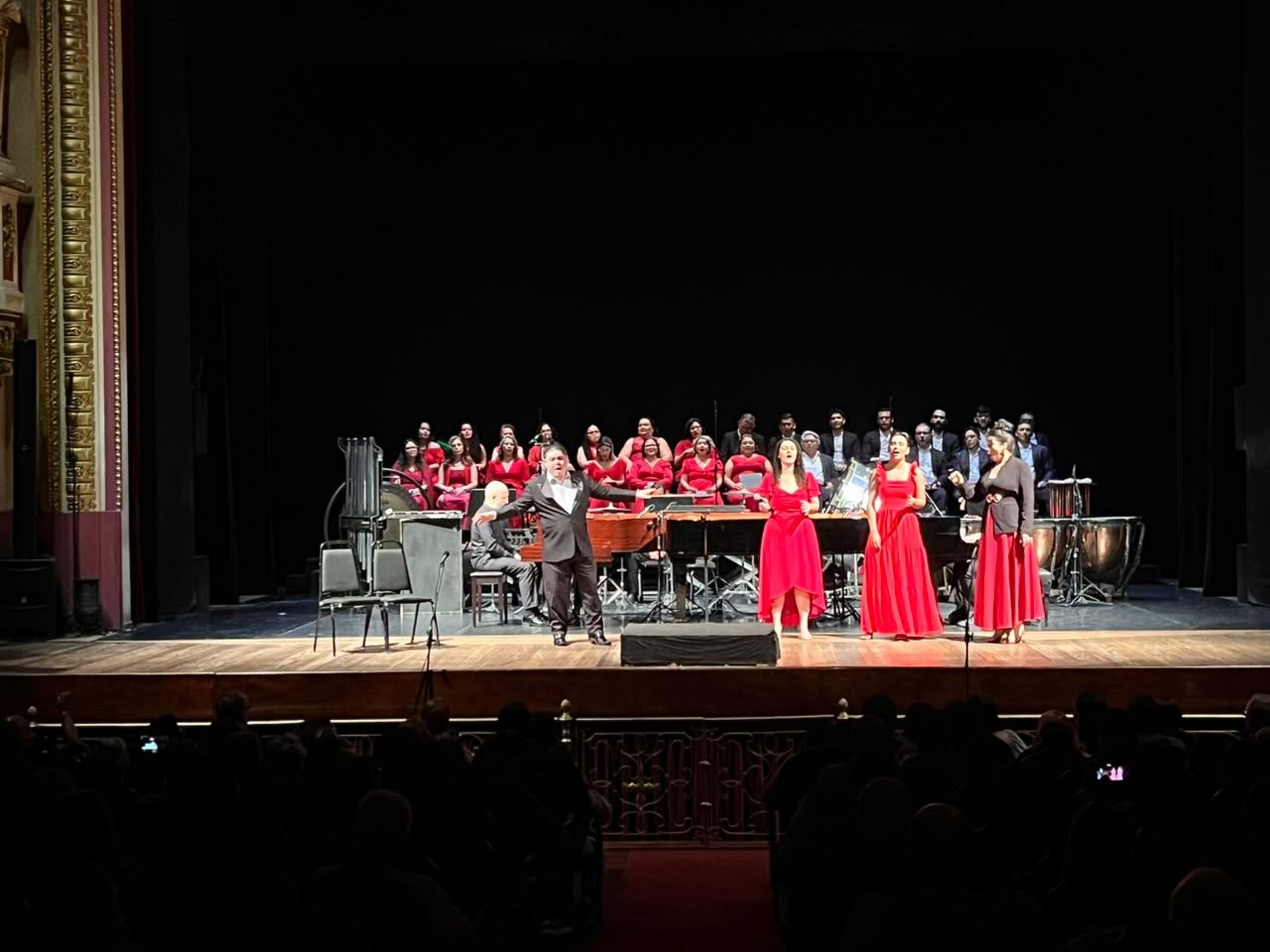 "Carmina Burana" lota Teatro Amazonas e Miqueias William confirma Encontro de Tenores para novembro