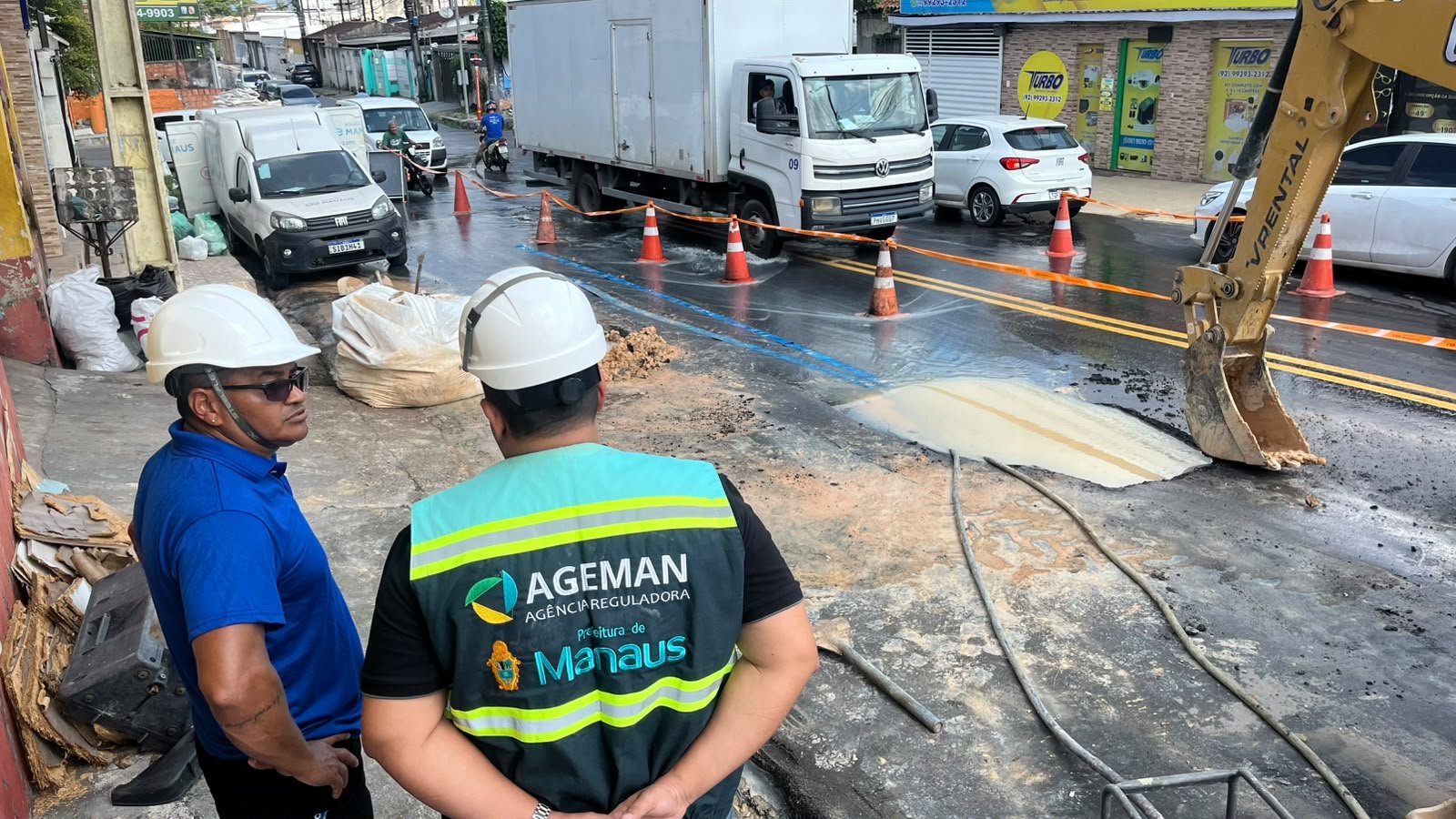 Tubulação da Águas de Manaus rompe e destrói asfalto recém-aplicado no Novo Aleixo