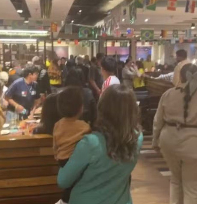 Homem saca arma durante discussão e causa pânico em restaurante de shopping em SP