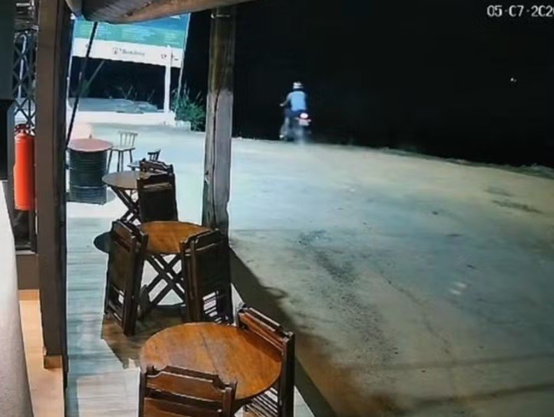 Sem conhecer a região, motociclista passa direto em avenida e cai de penhasco