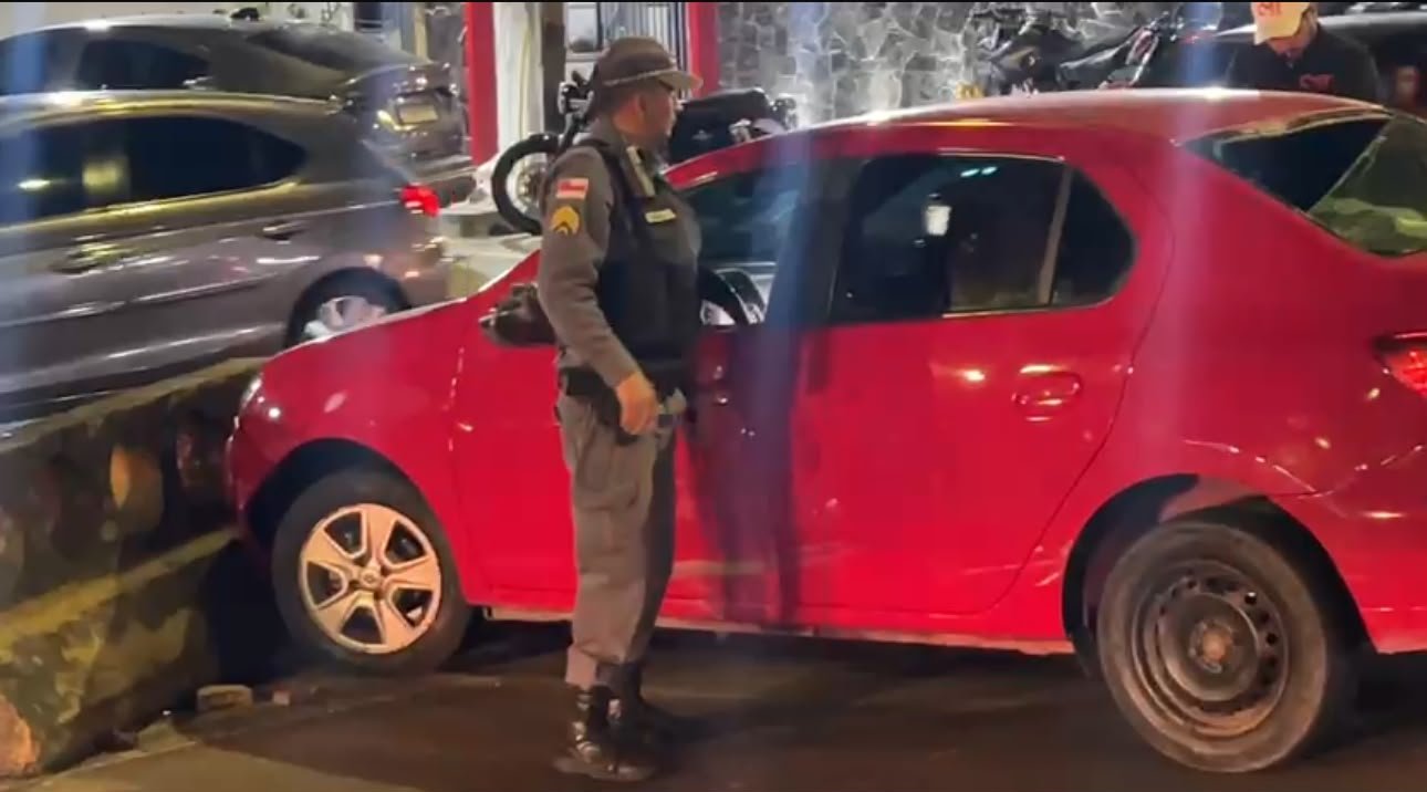 Motorista com suspeita de embriaguez provoca série de acidentes e acaba ferido em Manaus