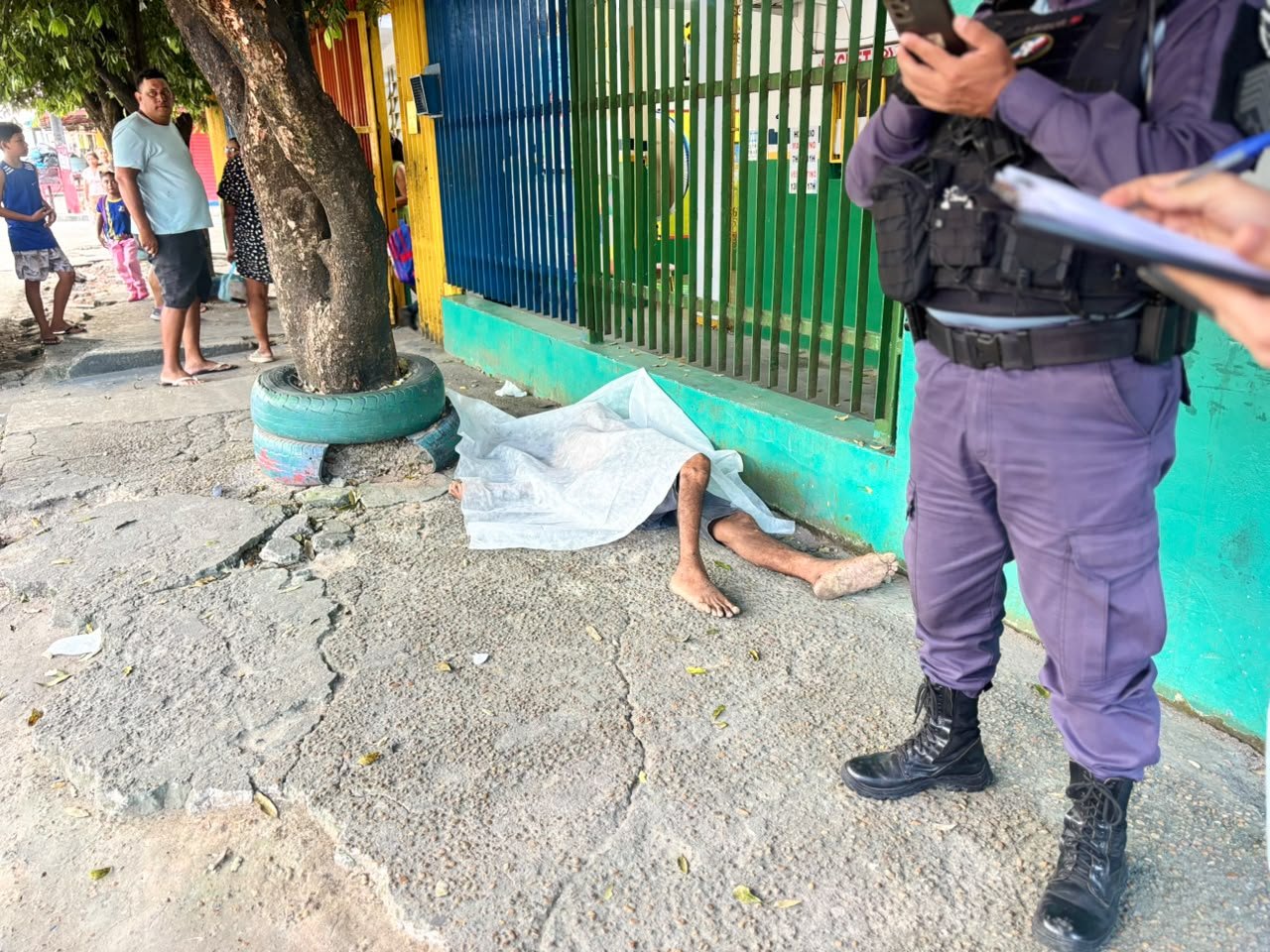 Homem é encontrado morto perto de escola no Armando Mendes