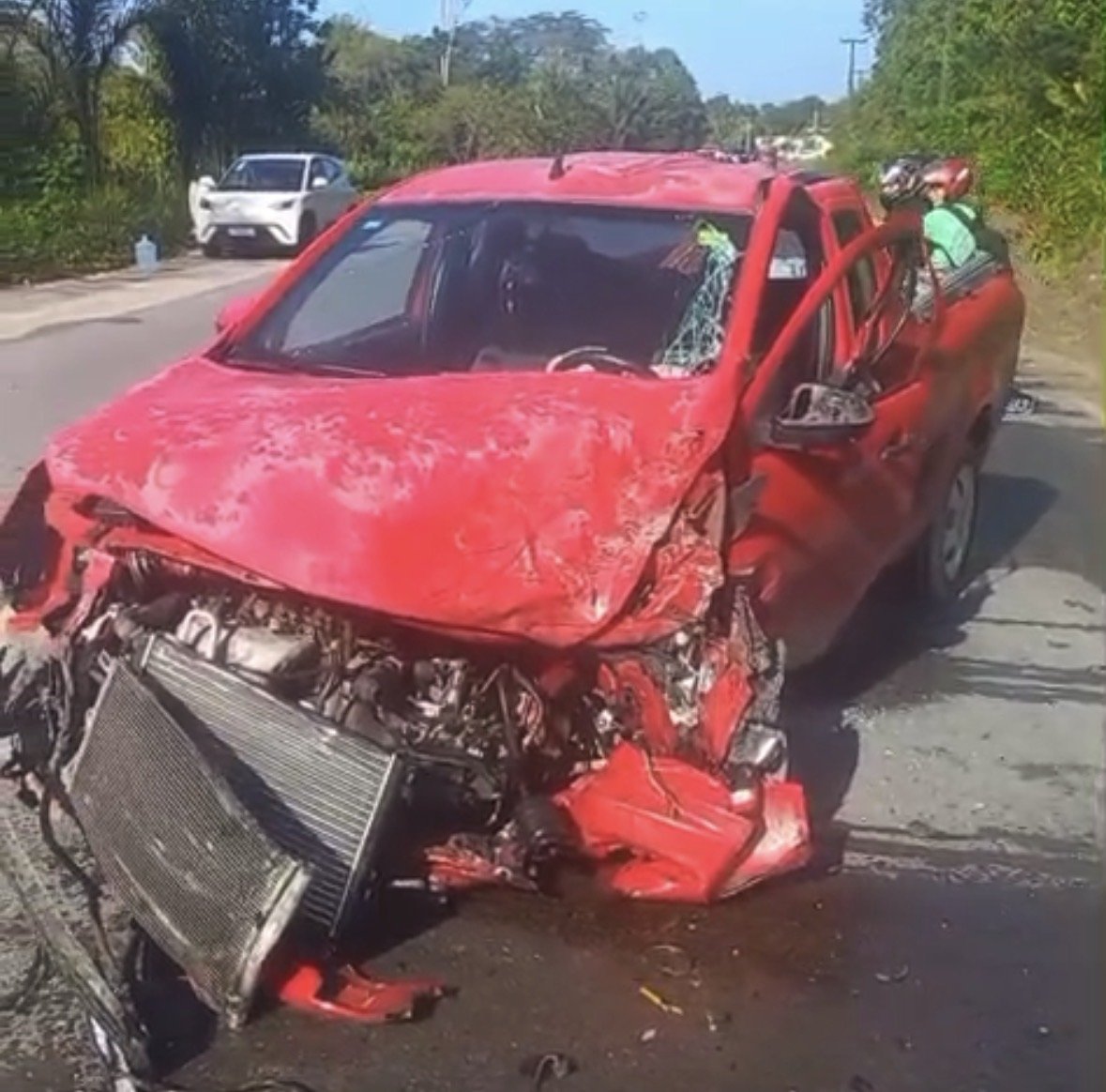 Colisão frontal deixa picape destruída e motorista ferido na AM-010