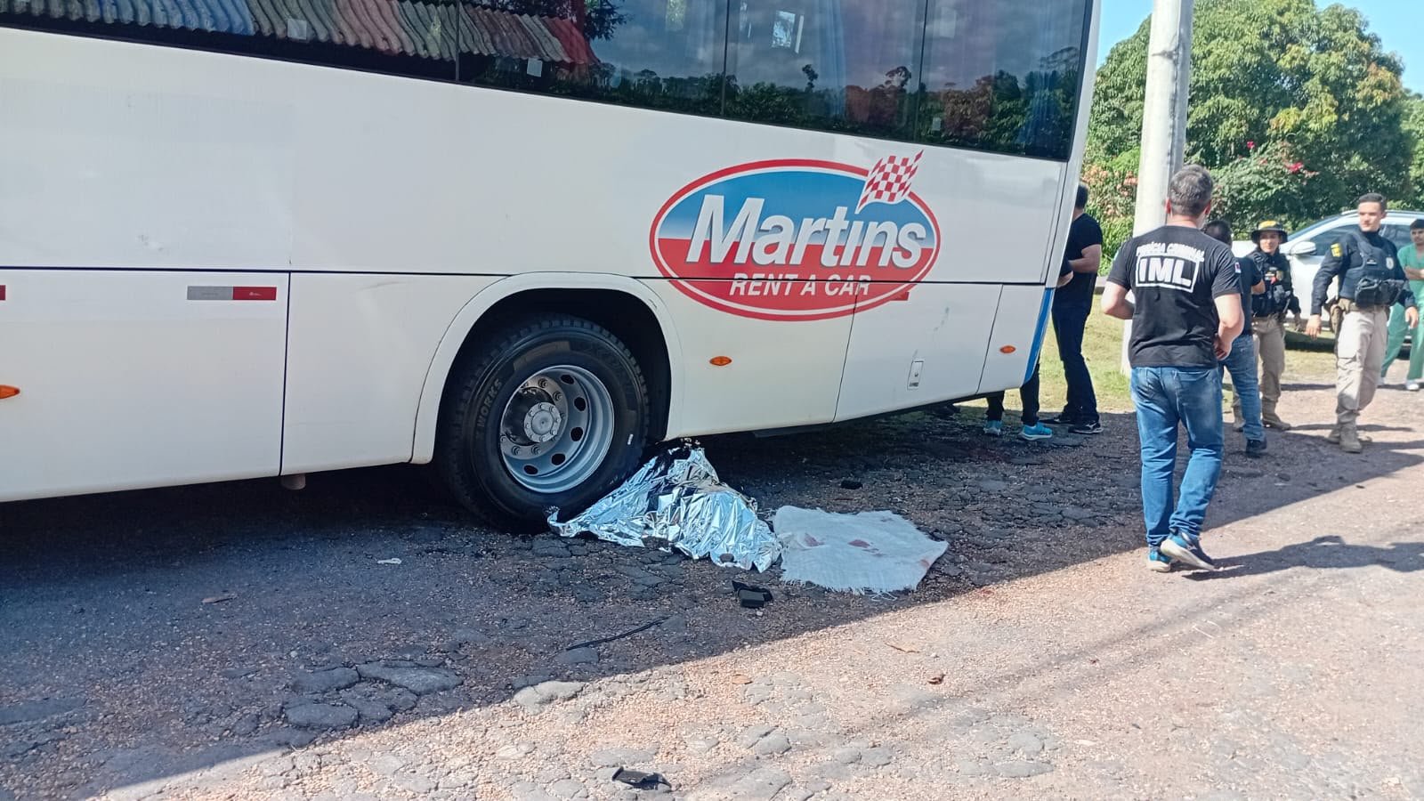 Casal morre ao ser atingido por ônibus durante acidente na BR-174; moto ficou presa sob o veículo