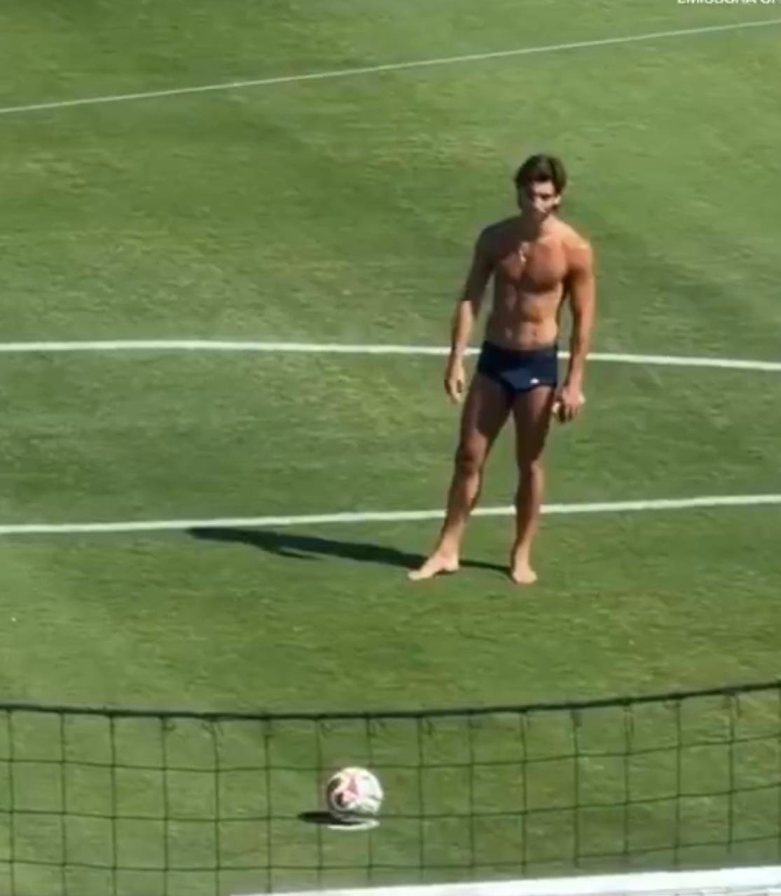 Jogadores da Espanha treinam de sunga para enfrentar calor intenso nos EUA; vídeo