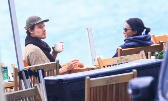 Bruna Marquezine e Shawn Mendes são flagrados durante passeio no Rio