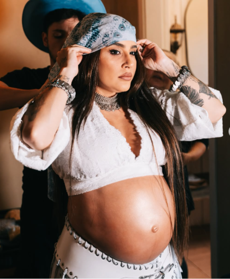Nasce filho da cantora Lauana Prado