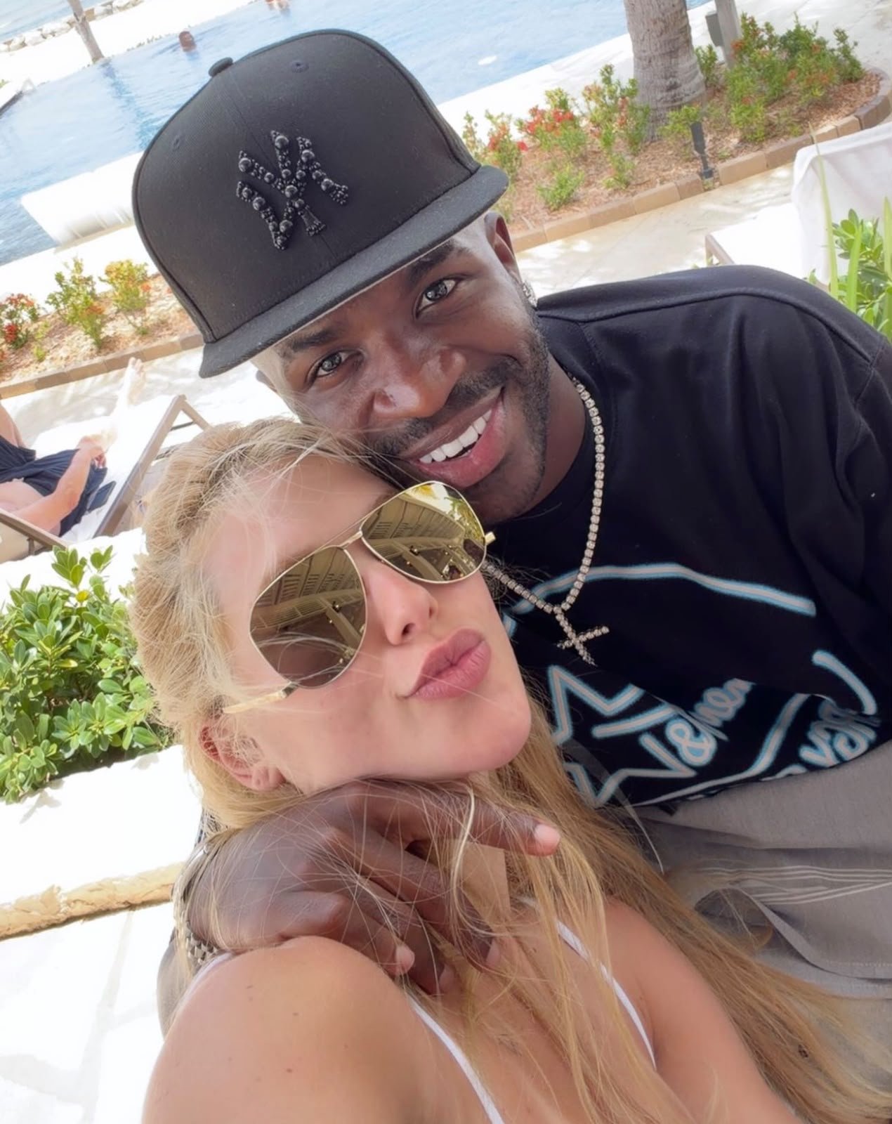 Virginia Fonseca e Vini Jr. surgem agarradinhos durante viagem à Jamaica