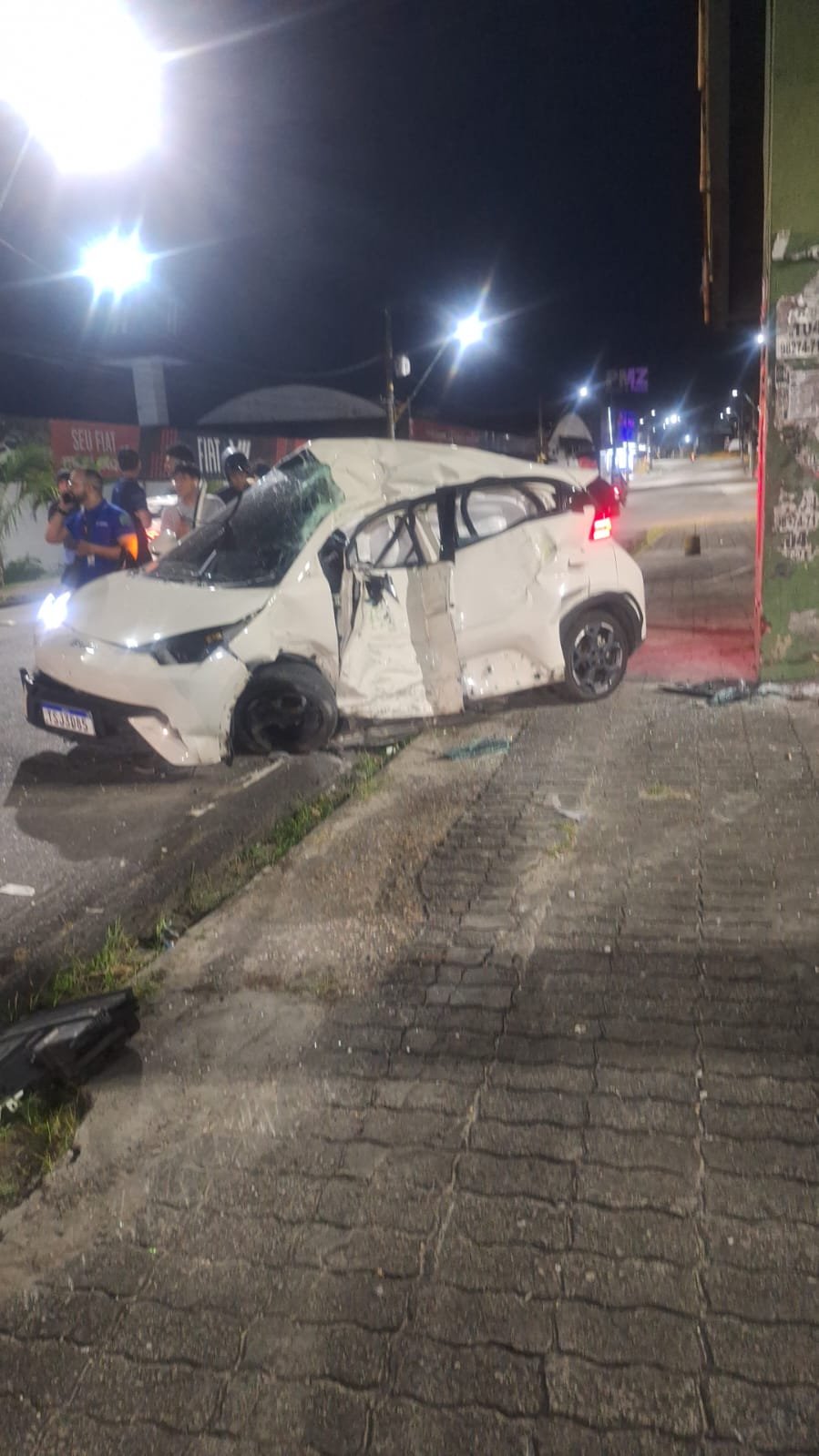 Jovem morre após carro colidir com estrutura de passarela na Av. Djalma Batista