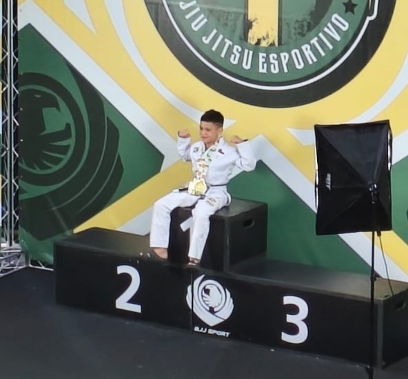 Amazonense de 8 anos conquista ouro duplo no Brasileiro de Jiu-Jitsu