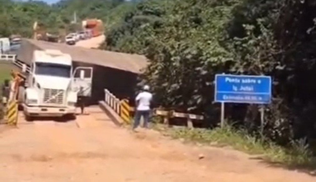 BR-319 é liberada após caminhão perder tração e quase despencar de ponte no Amazonas